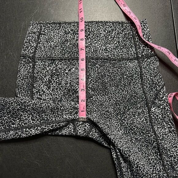 Lululemon In Movement Everlux Tight 25” Size 6 - Picture 8 of 15